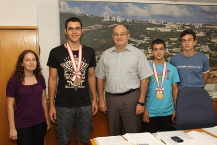תלמידים עם נשיא הטכניון פרופסור פרץ לביא לאחר זכייה במדליית זהב באולימפיאדה מדעית