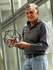 פרופ' שכטמן, זוכה פרס נובל, מחזיק מודל של קוואזי גביש